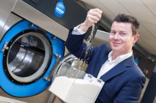 Máy giặt sử dụng các hạt polymer thay cho nước để làm sạch quần áo